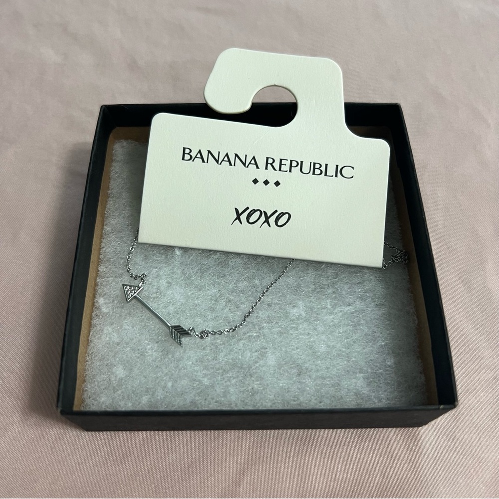 BANANA REPUBLIC SILVER ARROW NECKLACE 🤍